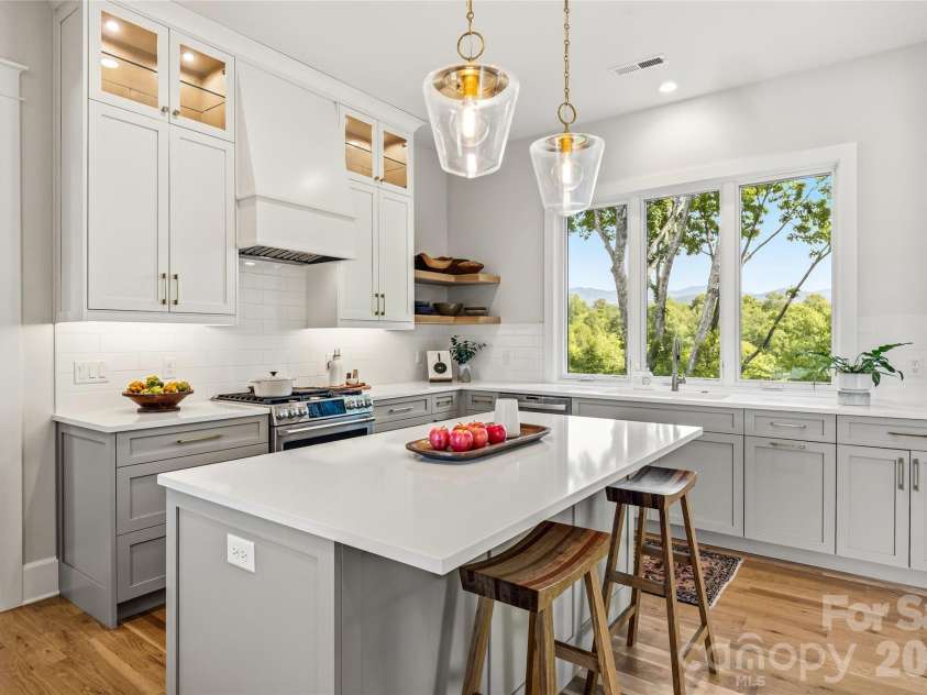 162 Riverbend Forest Drive, Asheville, NC 28805.  MLS# CAR4342488, YatesRealty ID 19215. 