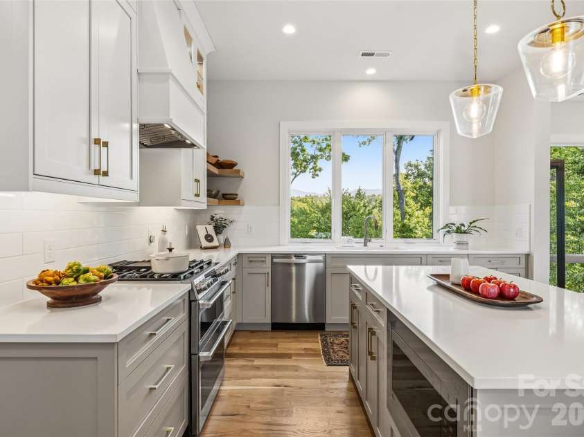 162 Riverbend Forest Drive, Asheville, NC 28805.  MLS# CAR4342488, YatesRealty ID 19215. 