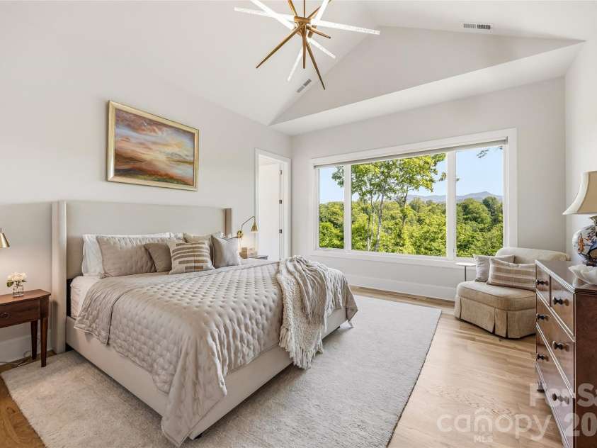 162 Riverbend Forest Drive, Asheville, NC 28805.  MLS# CAR4342488, YatesRealty ID 19215. 