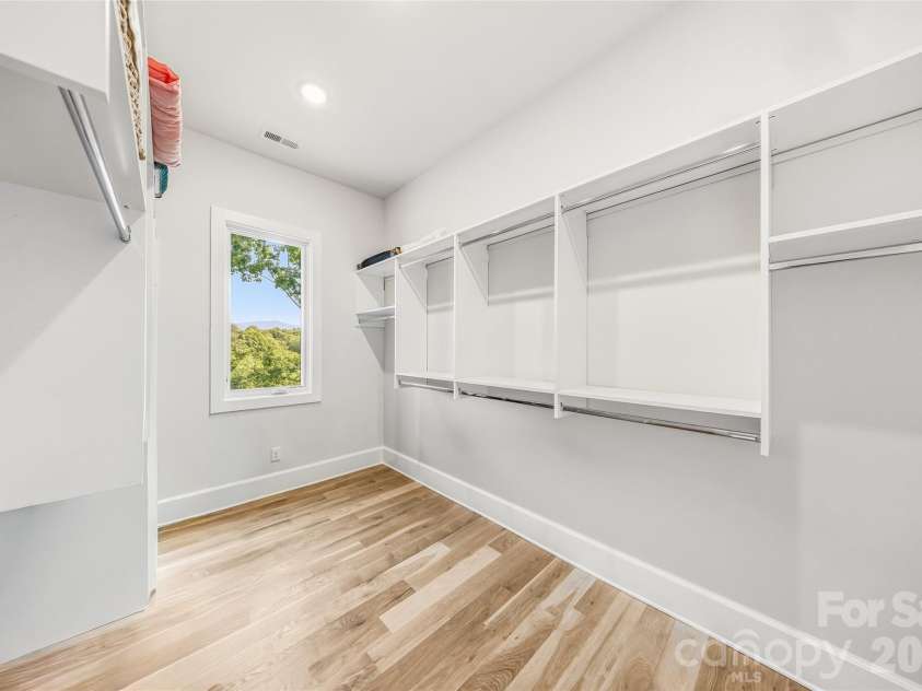 162 Riverbend Forest Drive, Asheville, NC 28805.  MLS# CAR4342488, YatesRealty ID 19215. 