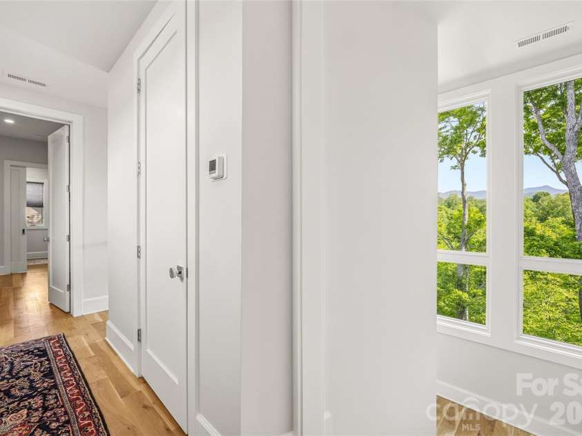 162 Riverbend Forest Drive, Asheville, NC 28805.  MLS# CAR4342488, YatesRealty ID 19215. 