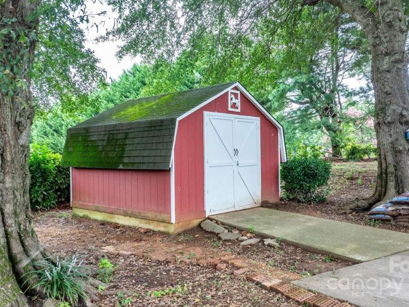 2761 Highland Avenue, Hickory, NC 28601.  MLS# CAR4287966, YatesRealty ID 1922. 