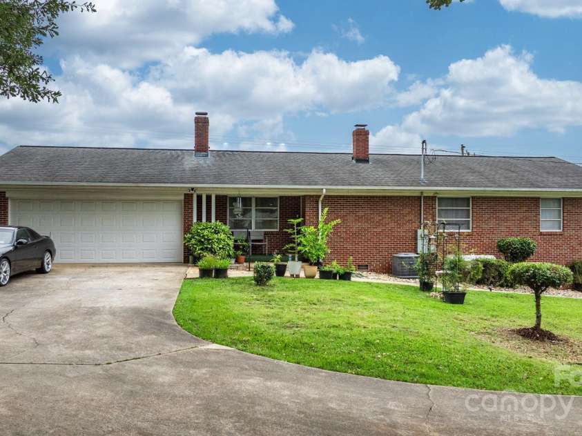 2761 Highland Avenue, Hickory, NC 28601.  MLS# CAR4287966, YatesRealty ID 1922. 