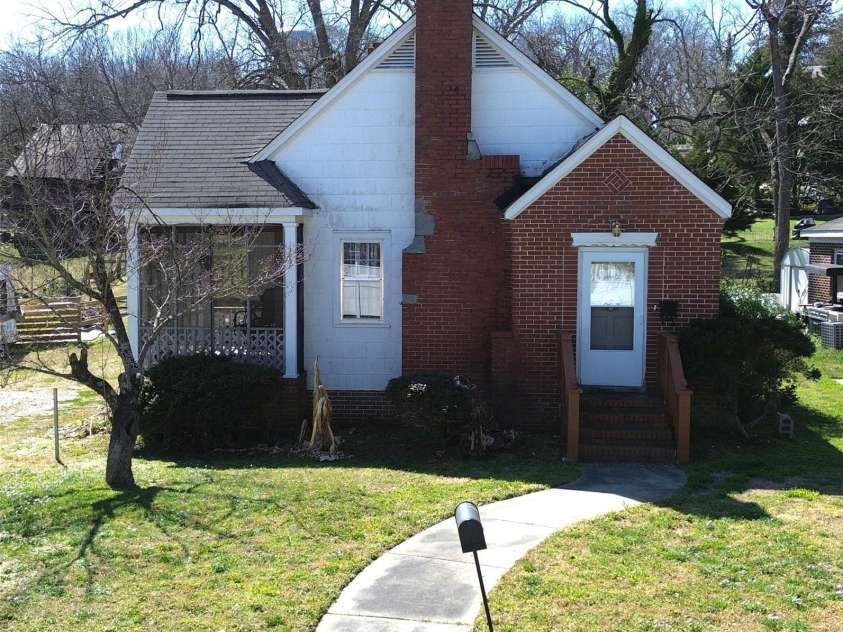 109 Oakland Avenue, Chester, SC 29706.  MLS# CAR4233781, YatesRealty ID 19220. 109 Oakland Ave