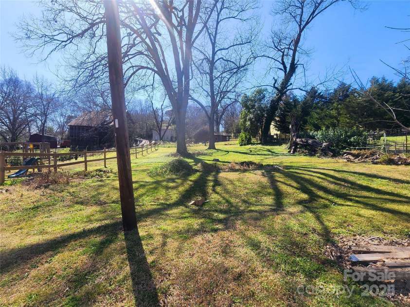 109 Oakland Avenue, Chester, SC 29706.  MLS# CAR4233781, YatesRealty ID 19220. Huge back yard, partially fenced on 1 side & rear