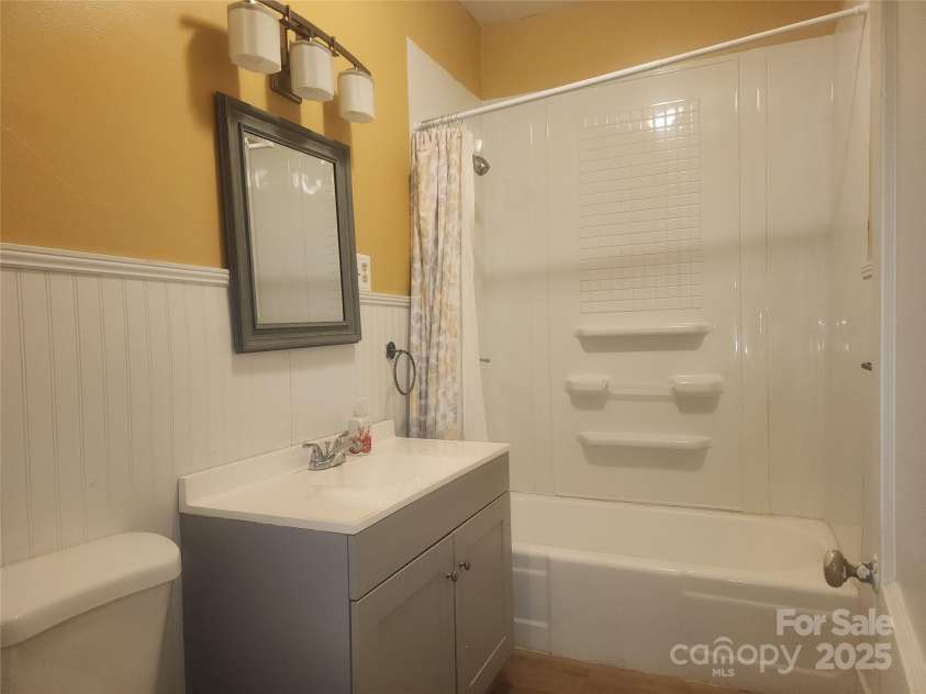 109 Oakland Avenue, Chester, SC 29706.  MLS# CAR4233781, YatesRealty ID 19220. Updated bathroom