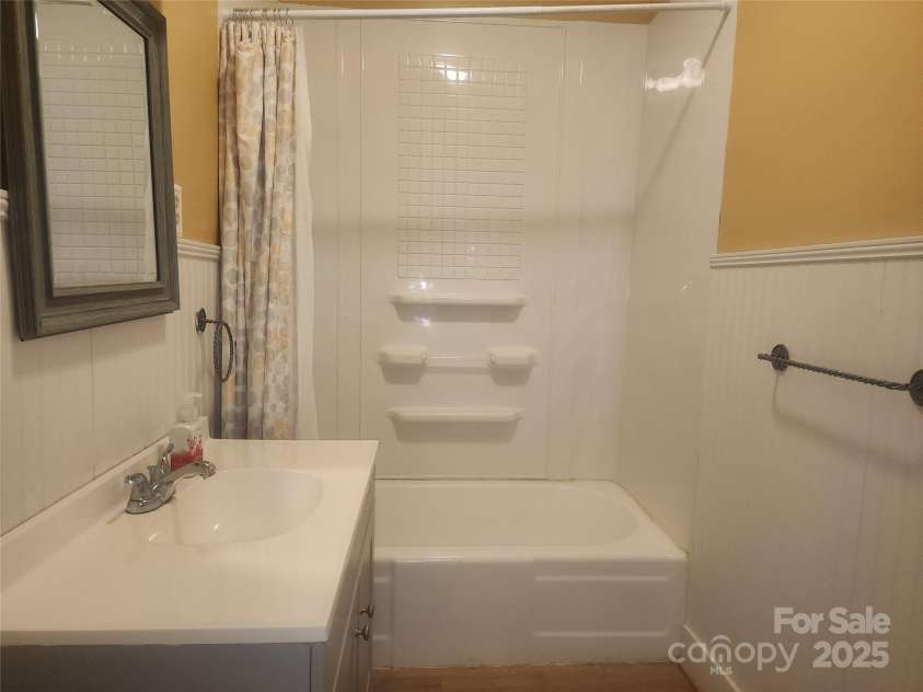 109 Oakland Avenue, Chester, SC 29706.  MLS# CAR4233781, YatesRealty ID 19220. Updated bathroom