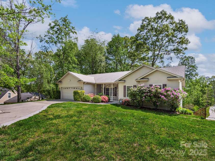 44 Sunnyview Terrace, Asheville, NC 28806.  MLS# CAR4252783, YatesRealty ID 19223. 