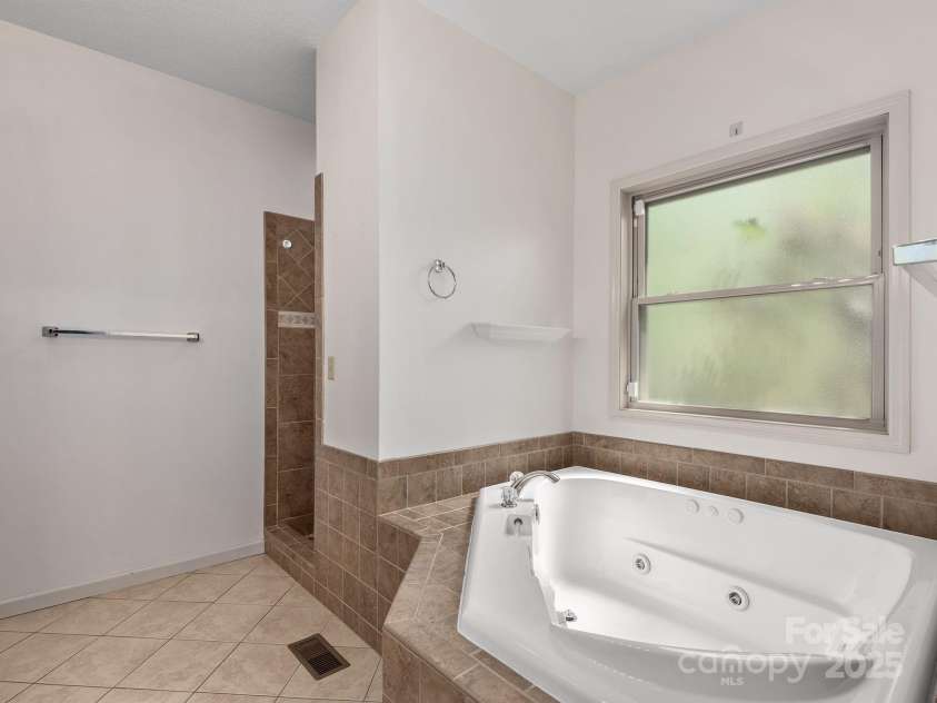 44 Sunnyview Terrace, Asheville, NC 28806.  MLS# CAR4252783, YatesRealty ID 19223. 