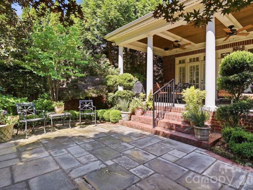 2618 Sheffield Crescent Court, Charlotte, NC 28226.  MLS# CAR4377497, YatesRealty ID 19224. Courtyard