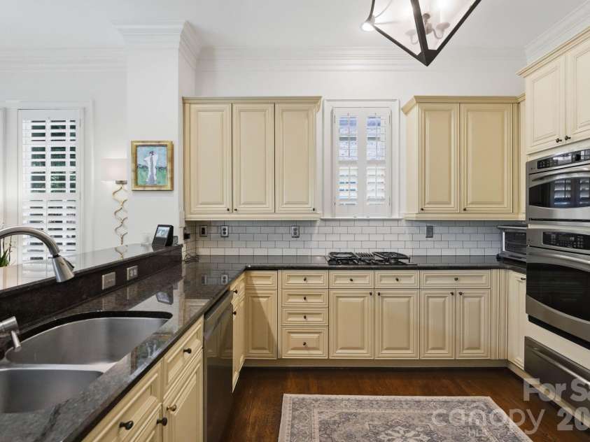 2618 Sheffield Crescent Court, Charlotte, NC 28226.  MLS# CAR4377497, YatesRealty ID 19224. Kitchen