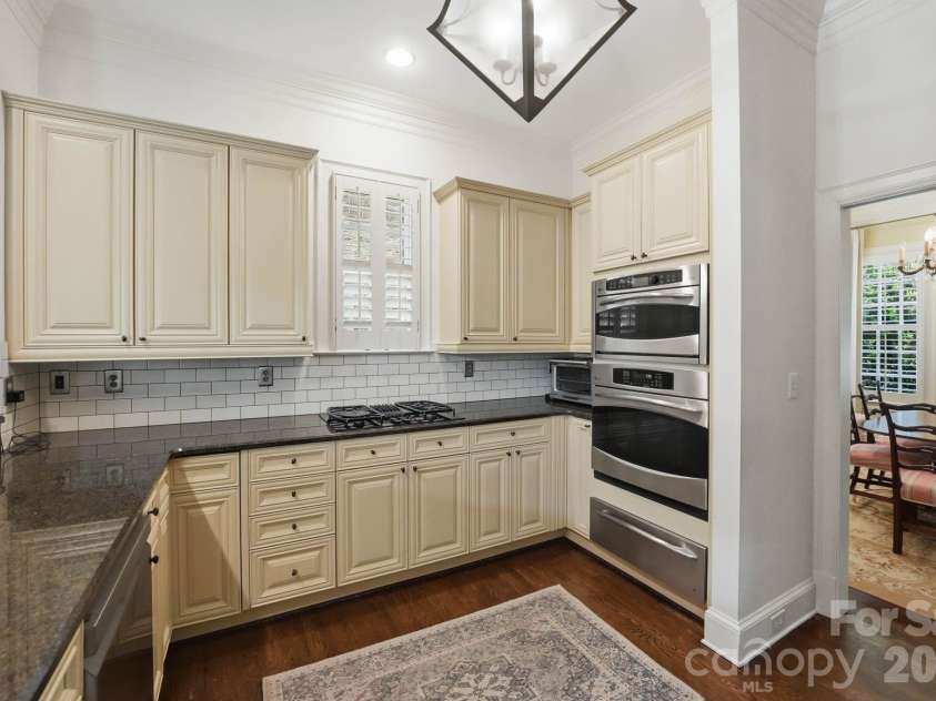 2618 Sheffield Crescent Court, Charlotte, NC 28226.  MLS# CAR4377497, YatesRealty ID 19224. Kitchen
