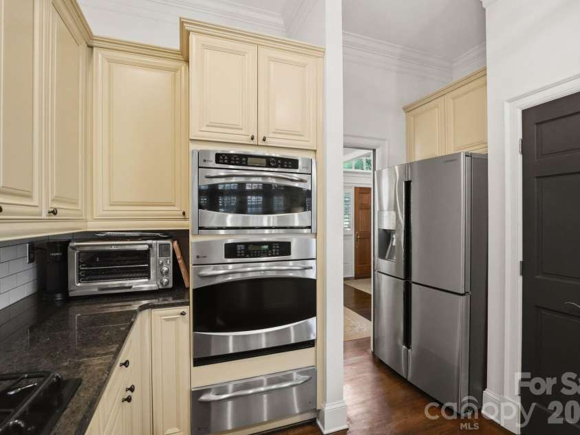 2618 Sheffield Crescent Court, Charlotte, NC 28226.  MLS# CAR4377497, YatesRealty ID 19224. Kitchen