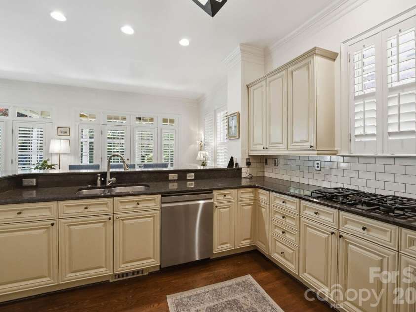2618 Sheffield Crescent Court, Charlotte, NC 28226.  MLS# CAR4377497, YatesRealty ID 19224. Kitchen
