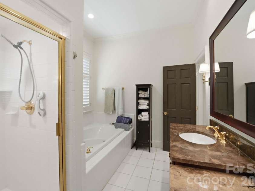 2618 Sheffield Crescent Court, Charlotte, NC 28226.  MLS# CAR4377497, YatesRealty ID 19224. Primary Bathroom