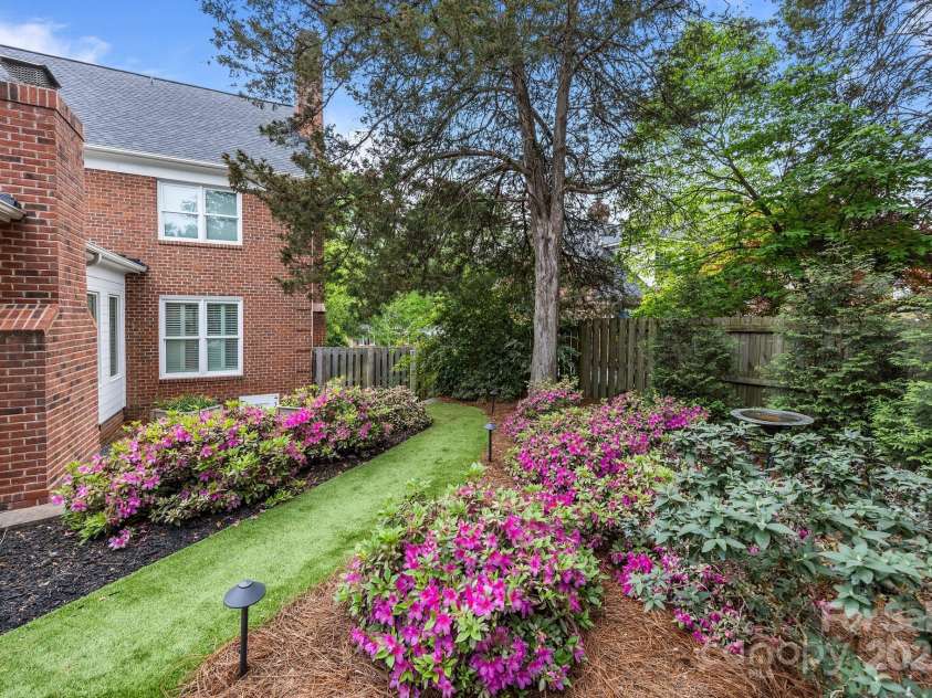 6916 Cameron Glen Drive, Charlotte, NC 28210.  MLS# CAR4267491, YatesRealty ID 19225. 