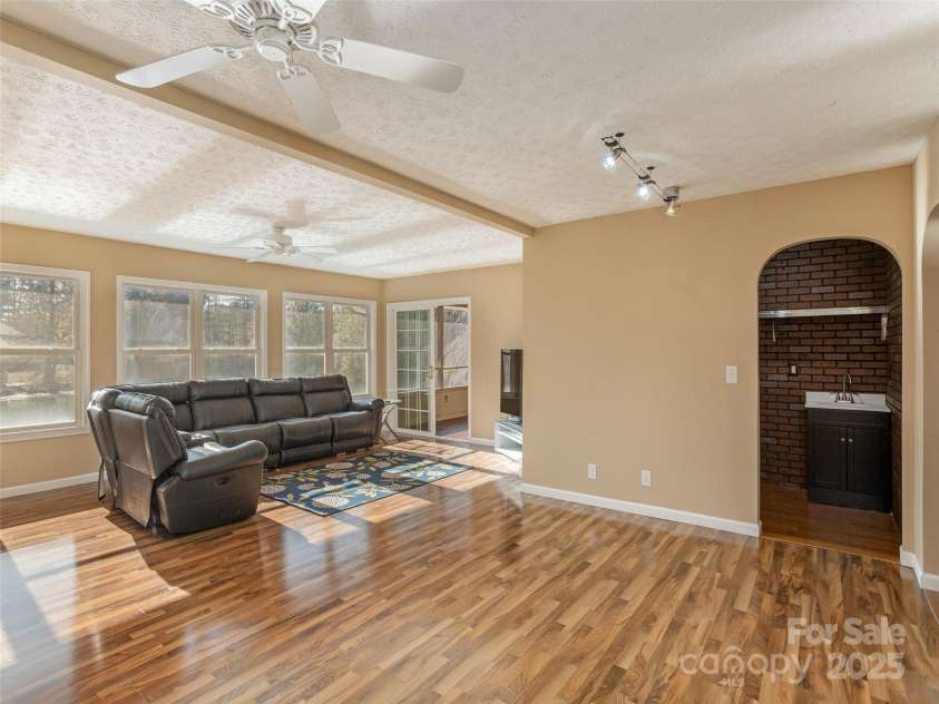 530 Stoney Mountain Road, Hendersonville, NC 28791.  MLS# CAR4257826, YatesRealty ID 19226. 