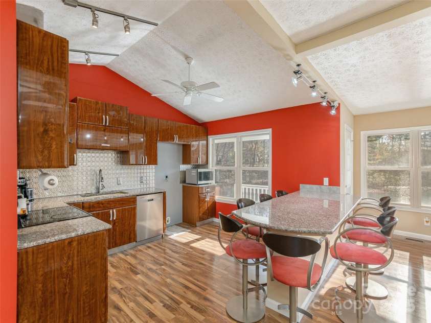 530 Stoney Mountain Road, Hendersonville, NC 28791.  MLS# CAR4257826, YatesRealty ID 19226. 