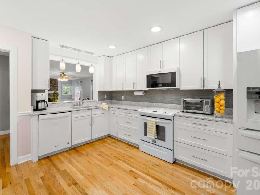 429 Brooklyn Avenue, Hendersonville, NC 28792.  MLS# CAR4289164, YatesRealty ID 19229. 