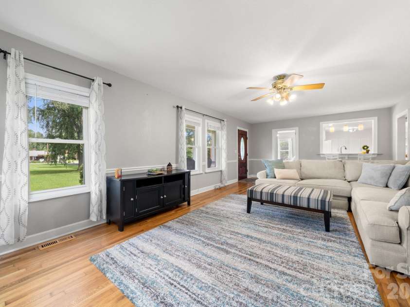429 Brooklyn Avenue, Hendersonville, NC 28792.  MLS# CAR4289164, YatesRealty ID 19229. 