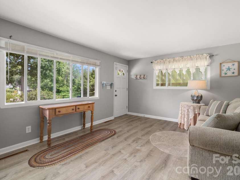 429 Brooklyn Avenue, Hendersonville, NC 28792.  MLS# CAR4289164, YatesRealty ID 19229. 
