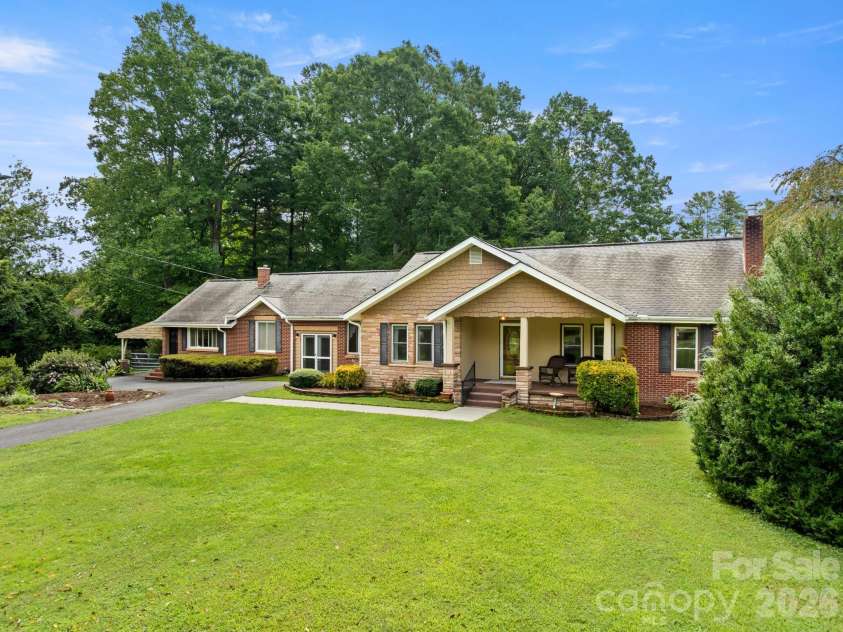 429 Brooklyn Avenue, Hendersonville, NC 28792.  MLS# CAR4289164, YatesRealty ID 19229. 