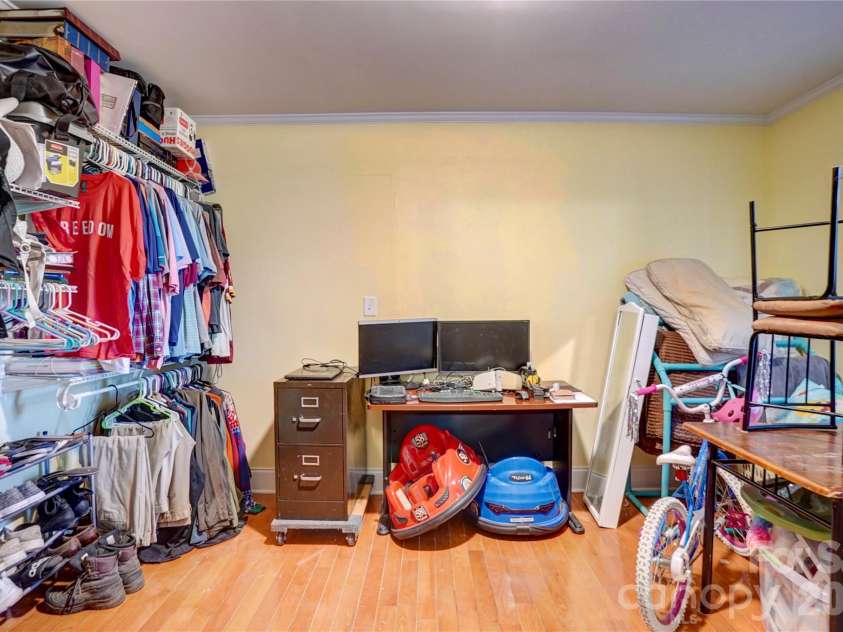 2495 Centergrove Road, Kannapolis, NC 28083.  MLS# CAR4309361, YatesRealty ID 1923. Huge Primary Closet with plenty of room to add a bathroom.