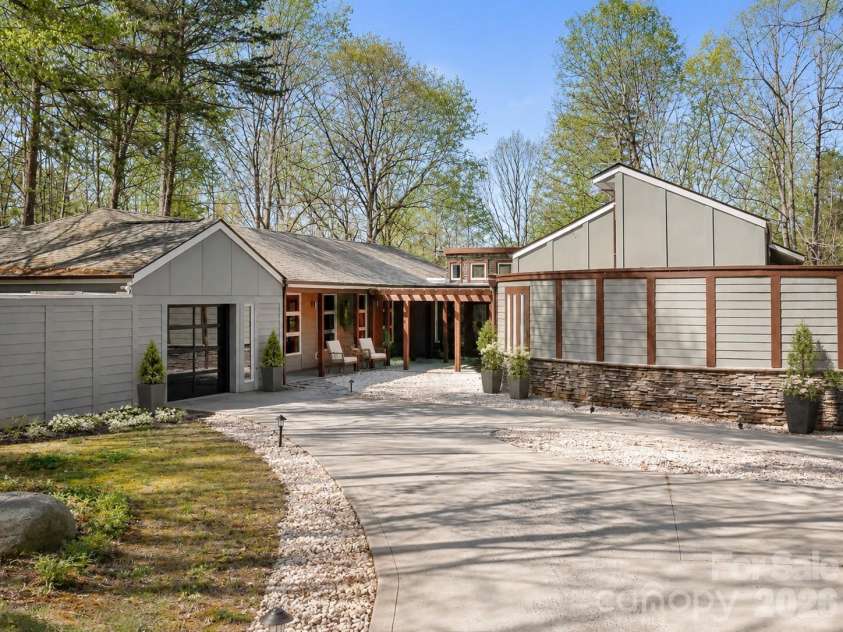 3249 Ivey Creek Road, Maiden, NC 28650.  MLS# CAR4241380, YatesRealty ID 19231. Front entryway with 1 of 2 gargages - virtually staged