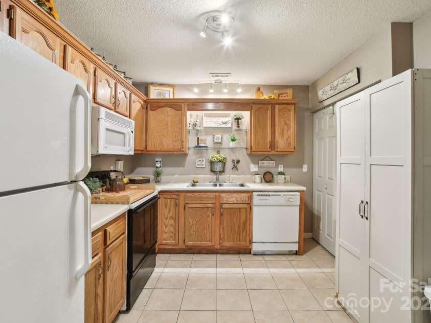 36 Queen Road, Candler, NC 28715.  MLS# CAR4245430, YatesRealty ID 19231. 