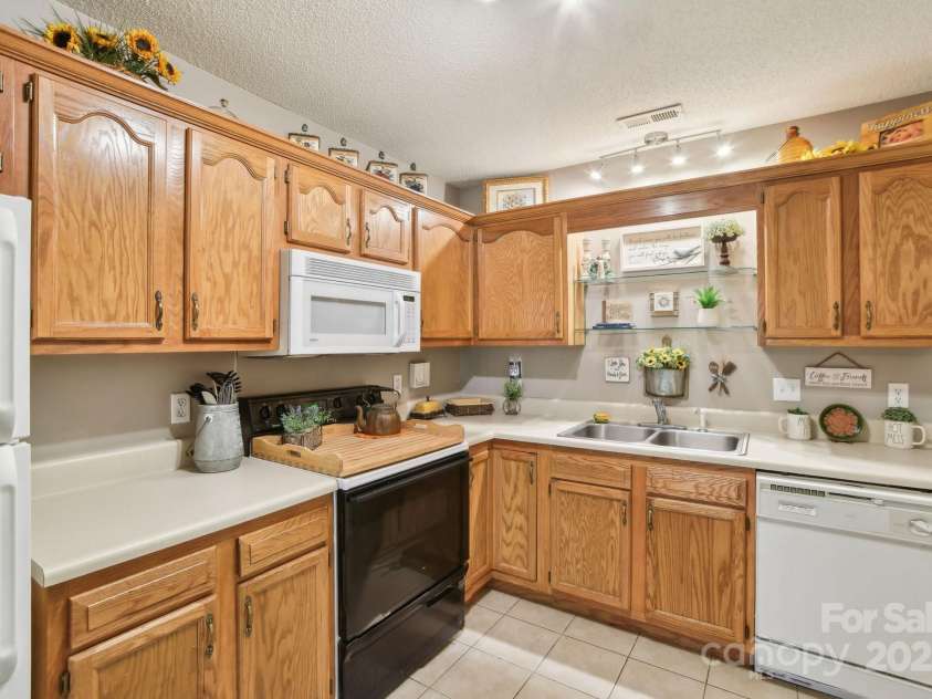 36 Queen Road, Candler, NC 28715.  MLS# CAR4245430, YatesRealty ID 19231. 