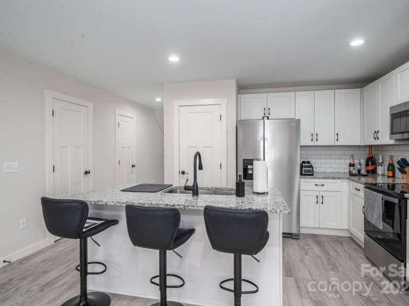 823 31ST Street, Hickory, NC 28602.  MLS# CAR4248771, YatesRealty ID 19233. 