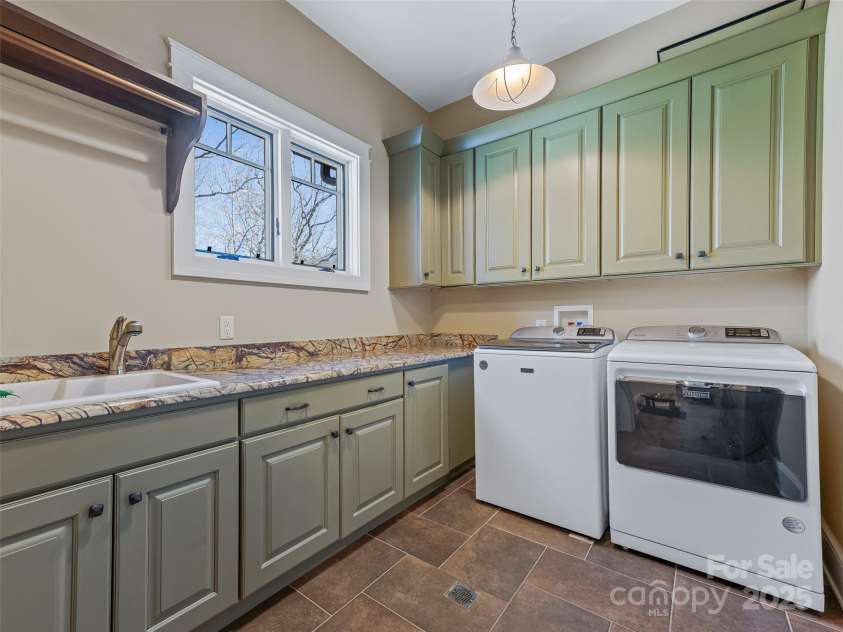 45 Fates Overlook Loop, Black Mountain, NC 28711.  MLS# CAR4238481, YatesRealty ID 19234. 