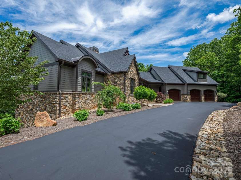 45 Fates Overlook Loop, Black Mountain, NC 28711.  MLS# CAR4238481, YatesRealty ID 19234. 