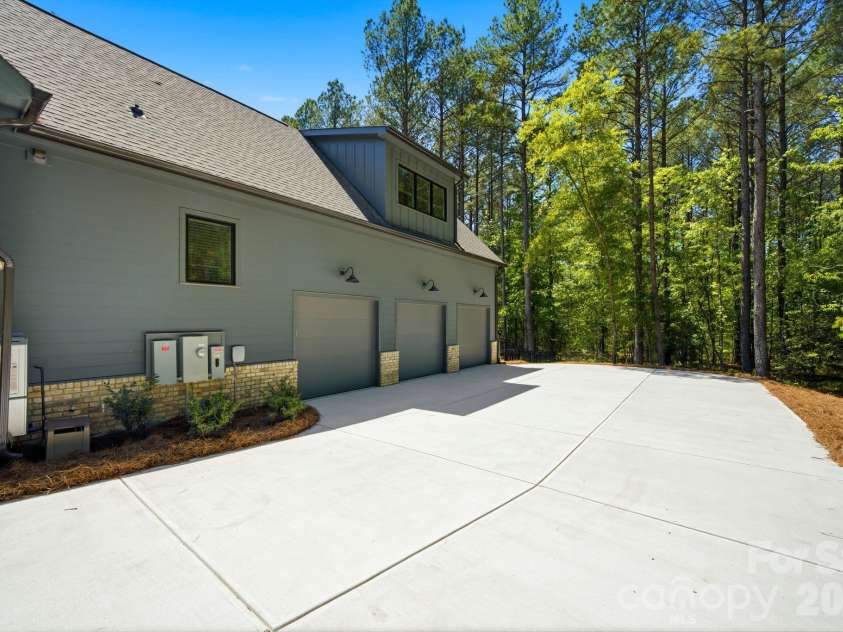 6223 Chimney Bluff Road, Lancaster, SC 29720.  MLS# CAR4376676, YatesRealty ID 19236. 
