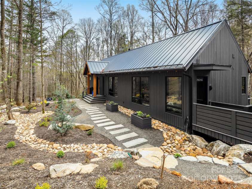 80 Hemlock Circle, Black Mountain, NC 28711.  MLS# CAR4252035, YatesRealty ID 19236. Front walkway