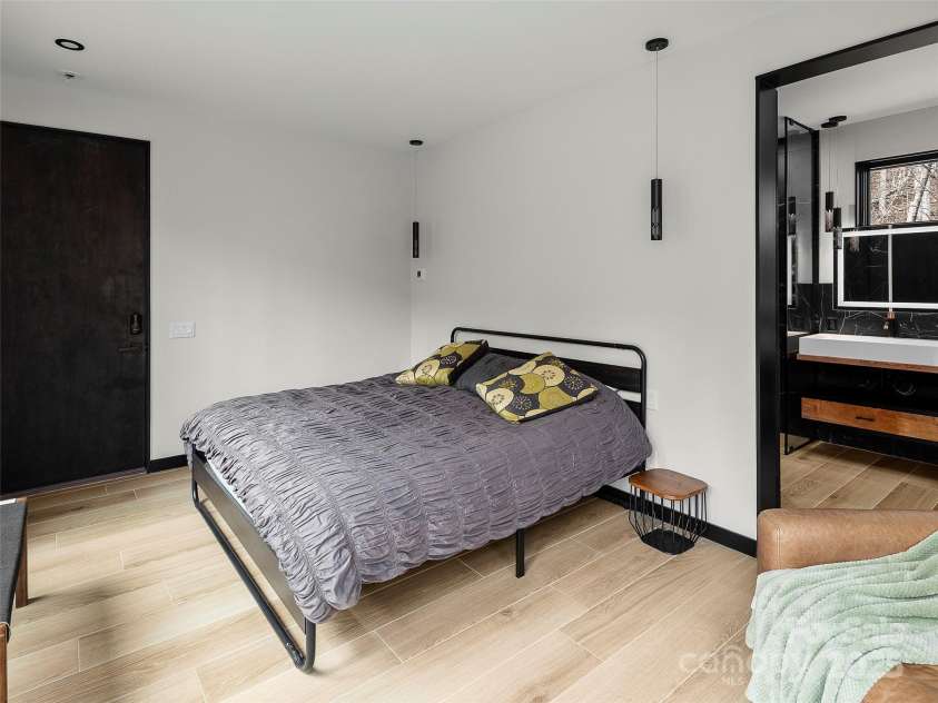 80 Hemlock Circle, Black Mountain, NC 28711.  MLS# CAR4252035, YatesRealty ID 19236. Primary Suite