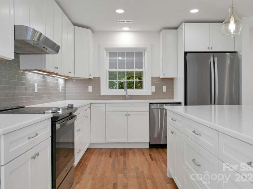 181 Pleasant Hill Drive, Brevard, NC 28712.  MLS# CAR4247052, YatesRealty ID 19238. New Modern Stainless Steel Appliances