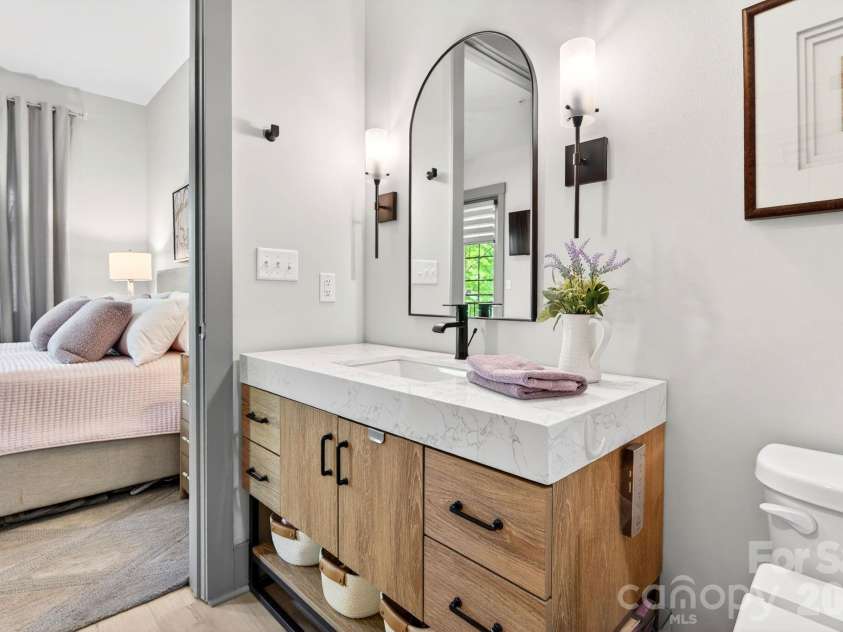 42 Schenck Parkway, Asheville, NC 28803.  MLS# CAR4377508, YatesRealty ID 1924. #2 Ensuite bathroom