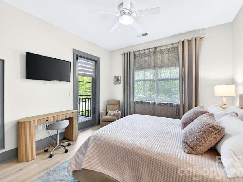 42 Schenck Parkway, Asheville, NC 28803.  MLS# CAR4377508, YatesRealty ID 1924. Balcony access