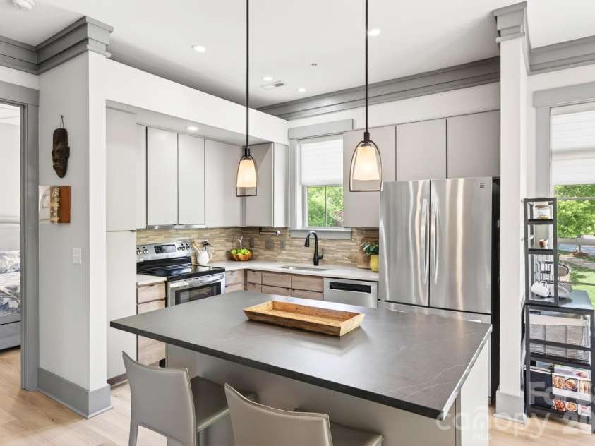 42 Schenck Parkway, Asheville, NC 28803.  MLS# CAR4377508, YatesRealty ID 1924. Eat-in kitchen island