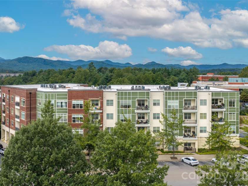 42 Schenck Parkway, Asheville, NC 28803.  MLS# CAR4413067, YatesRealty ID 1924. 42 Schenck Parkway