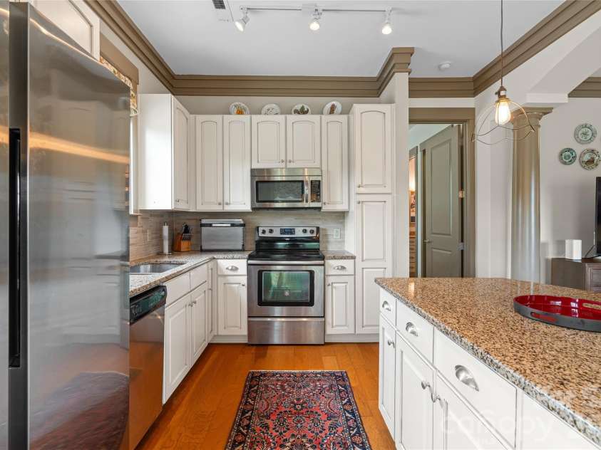 42 Schenck Parkway, Asheville, NC 28803.  MLS# CAR4413067, YatesRealty ID 1924. 