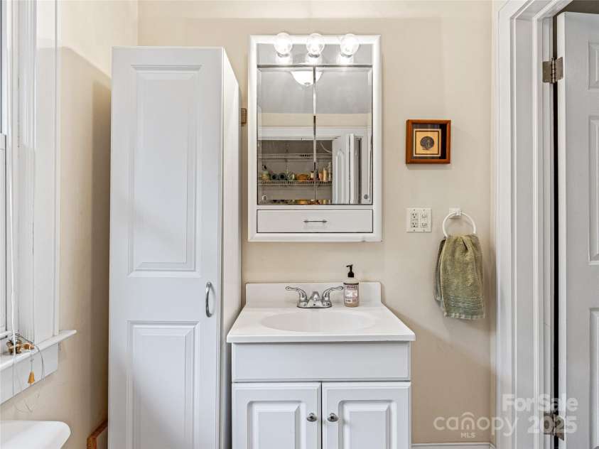 261 Murdock Avenue, Asheville, NC 28804.  MLS# CAR4260223, YatesRealty ID 19248. Half bath off of Kitchen Area