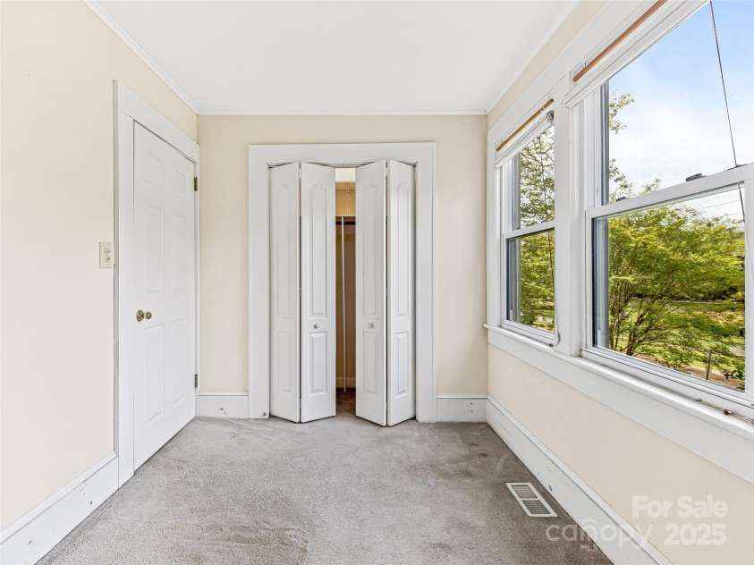 261 Murdock Avenue, Asheville, NC 28804.  MLS# CAR4260223, YatesRealty ID 19248. Sitting / Flex room off of primary bedroom