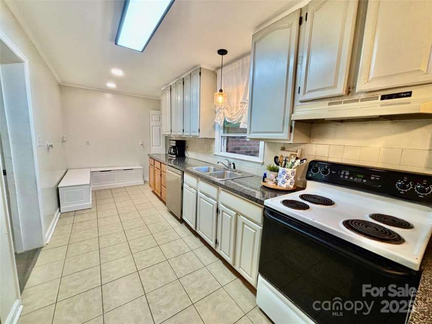 169 Greenbriar Drive, Forest City, NC 28043.  MLS# CAR4243924, YatesRealty ID 19249. 