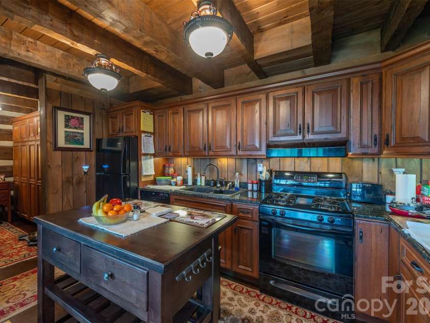 143 Daniel Boone Trail, Burnsville, NC 28714.  MLS# CAR4261449, YatesRealty ID 1925. Warm, inviting kitchen with eat-in dining space