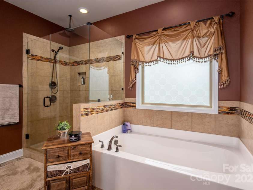 15309 Guthrie Drive, Huntersville, NC 28078.  MLS# CAR4223005, YatesRealty ID 1925. Primary Bathroom