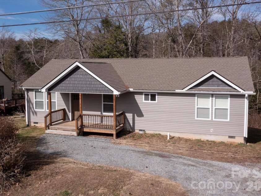 127 Hawthorne Drive, Brevard, NC 28712.  MLS# CAR4345432, YatesRealty ID 19251. 