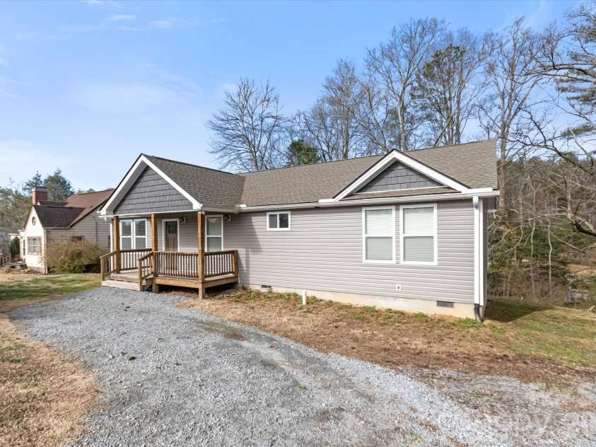 127 Hawthorne Drive, Brevard, NC 28712.  MLS# CAR4345432, YatesRealty ID 19251. 