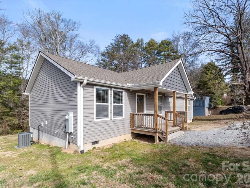 127 Hawthorne Drive, Brevard, NC 28712.  MLS# CAR4345432, YatesRealty ID 19251. 